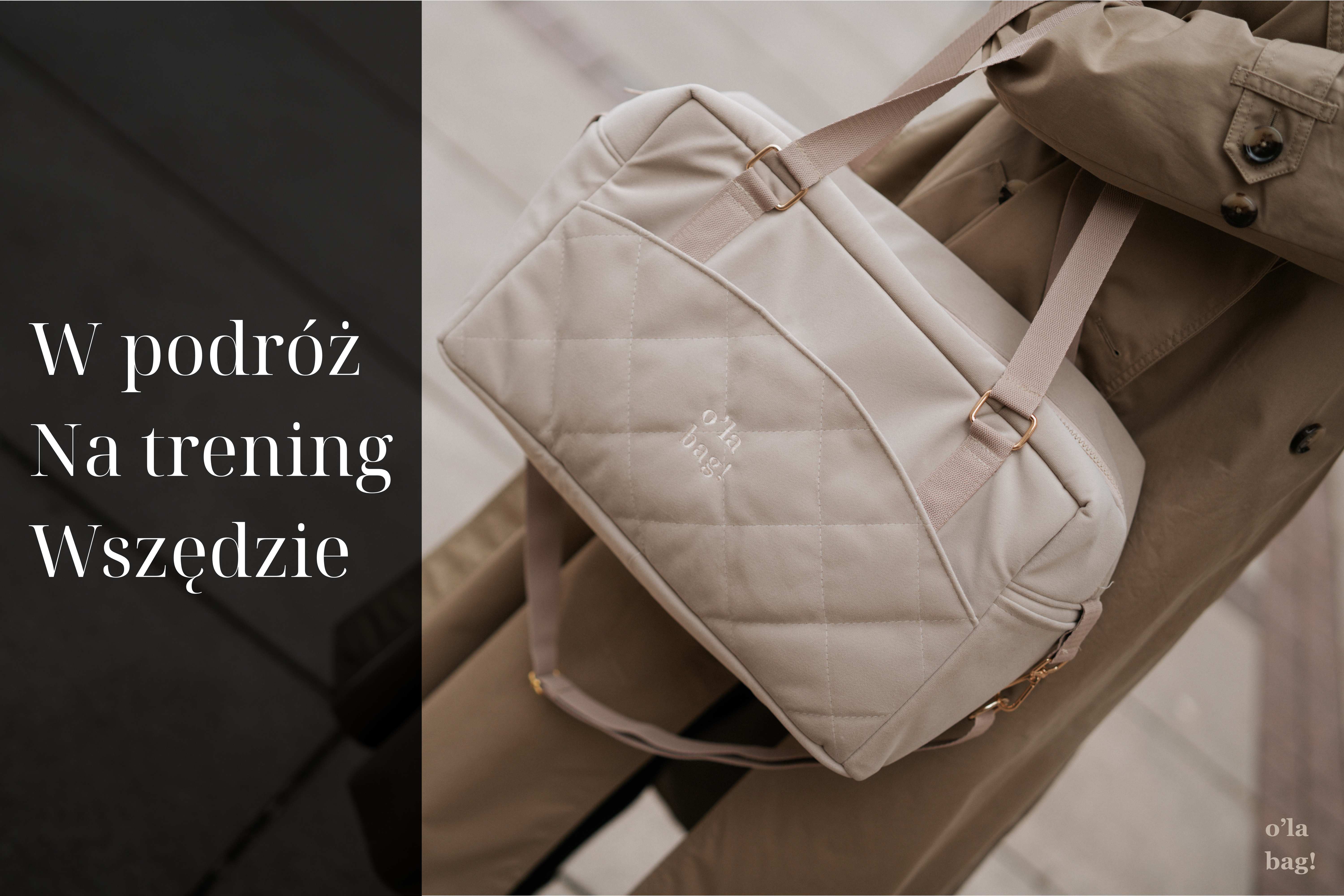 Beżowa, pikowana torba o'la bag! z welurowo-zamszowej tkaniny, noszona na ramieniu, w stylizacji z beżowym płaszczem.