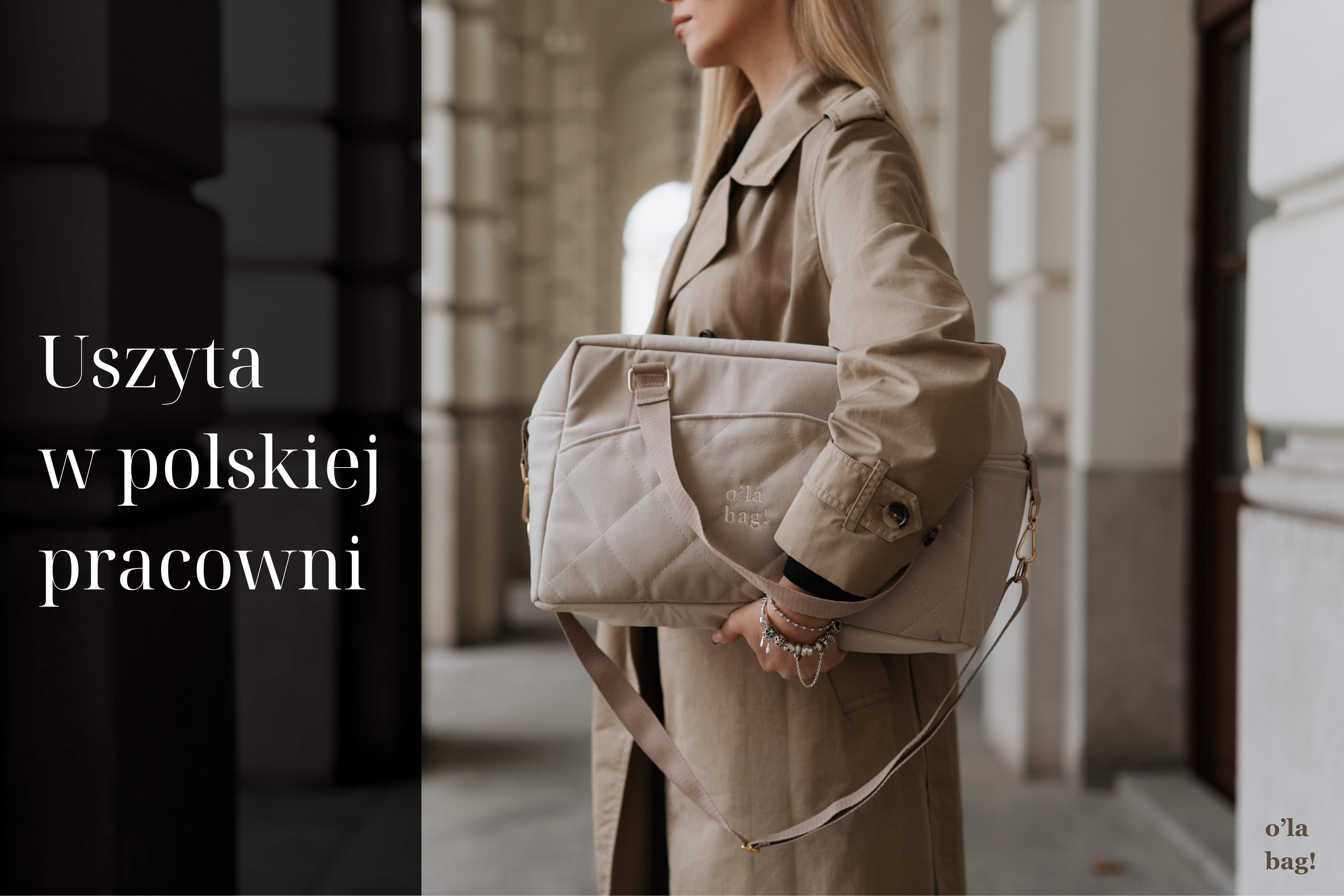 Beżowa, pikowana torba o'la bag! z welurowo-zamszowej tkaniny, noszona na ramieniu, w stylizacji z beżowym płaszczem, w kamiennej scenerii kolumnowego korytarza.