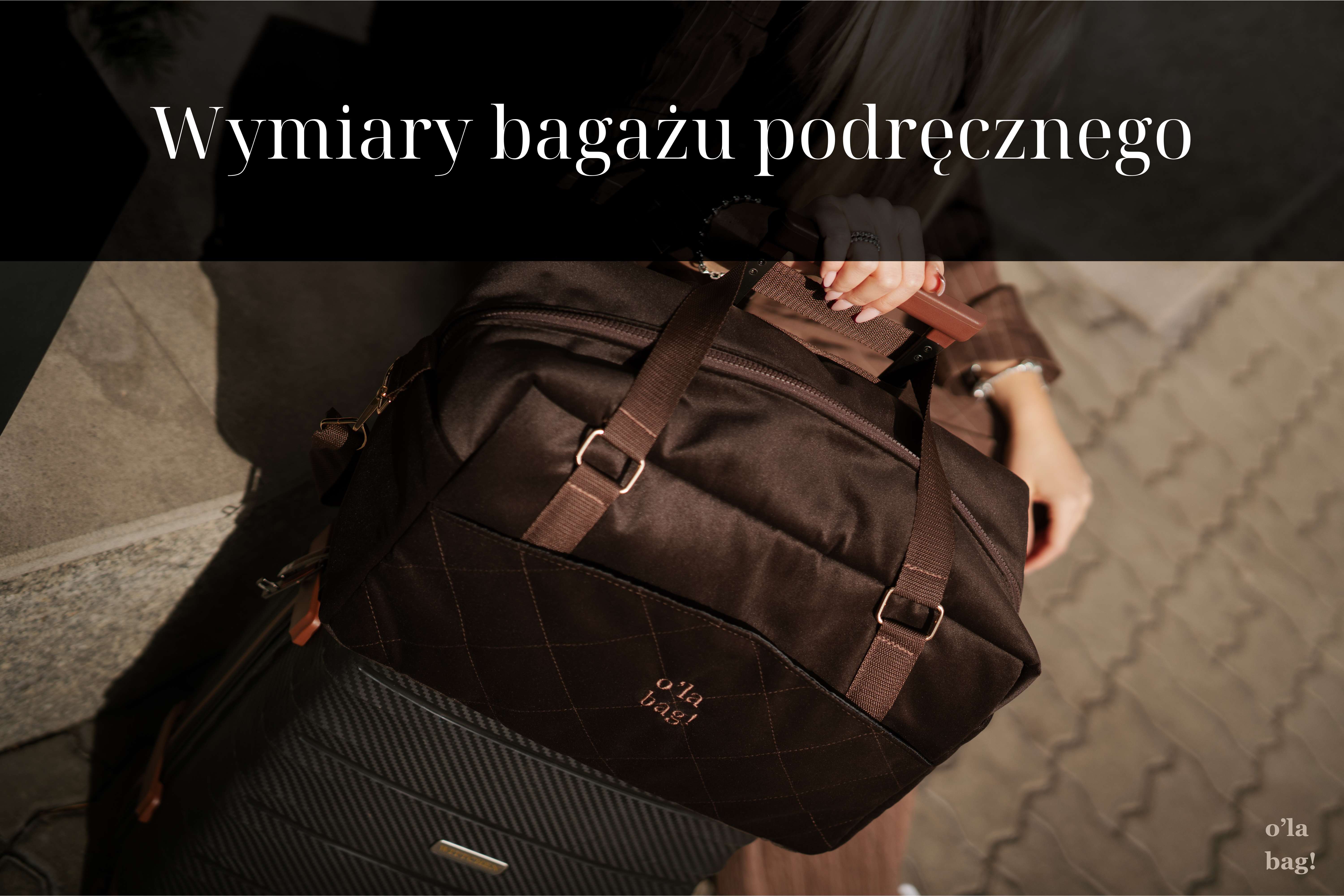 Brązowa, pikowana torba  w wymiarach bagażu podręcznego o'la bag! z materiału o welurowo-zamszowej strukturze, osadzona na uchwycie walizki kabinowej.